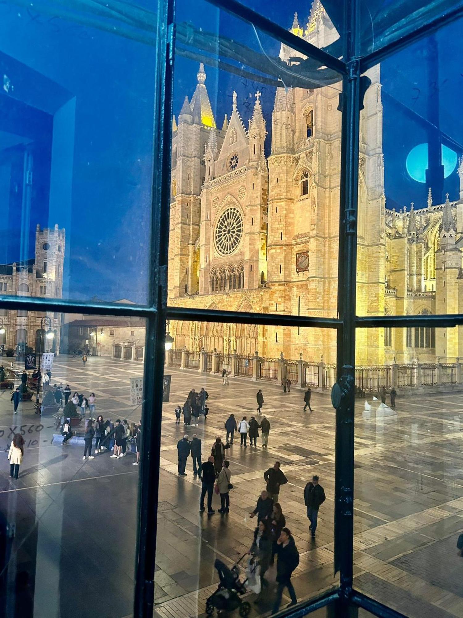 Albany Ancha Hotel Leon Exterior photo The Cathedral of the Holy Saviour