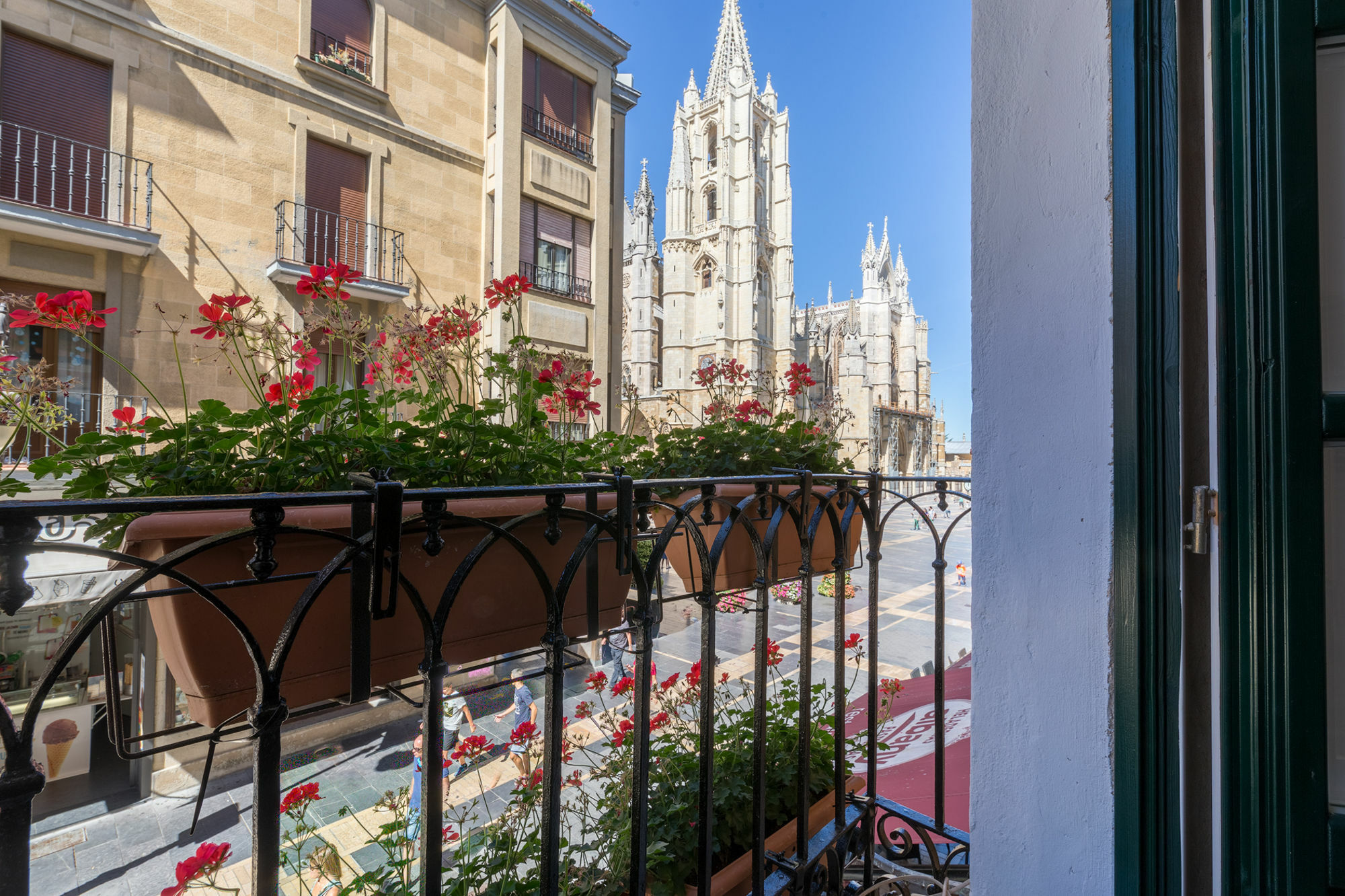 Albany Ancha Hotel Leon Exterior photo View of the cathedral from the hotel